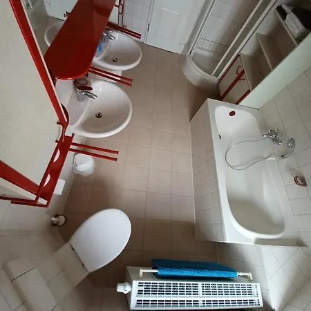 Grosse Stadtwohnung Mit Balkon * צוויקאו